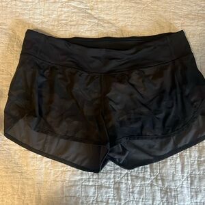 Lululemon women’s size 8 running athletic shorts black camo